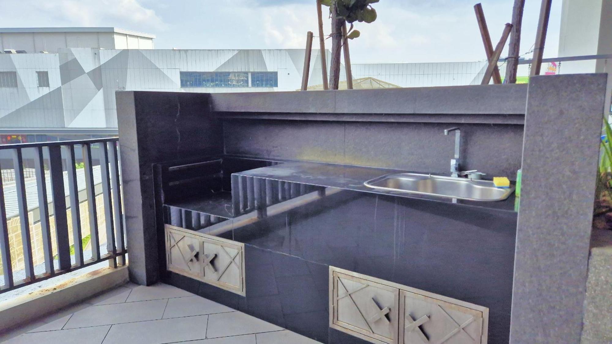 I-city 2r, Free Wifi & 50 Inch Smart Tv, Fit 8pax *